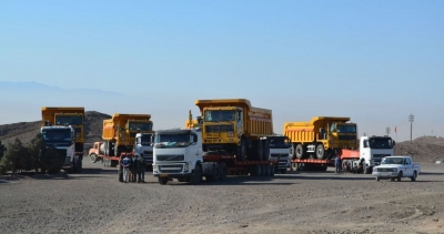 ورود 5 دستگاه بیل مکانیکی و 40 دستگاه کامیون تراک به مجتمع سنگان