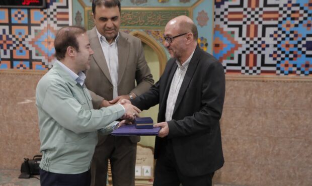 تقدیر معاون رئیس جمهور از مدیرعامل فولاد هرمزگان تقدیر معاون رئیس جمهور از مدیرعامل فولاد هرمزگان