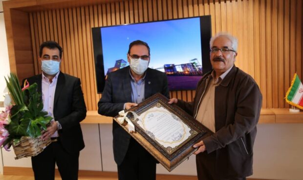 اهدای لوح تقدیر شبکه بهداشت و درمان شهرستان اردکان به مدیر عامل چادرملو
